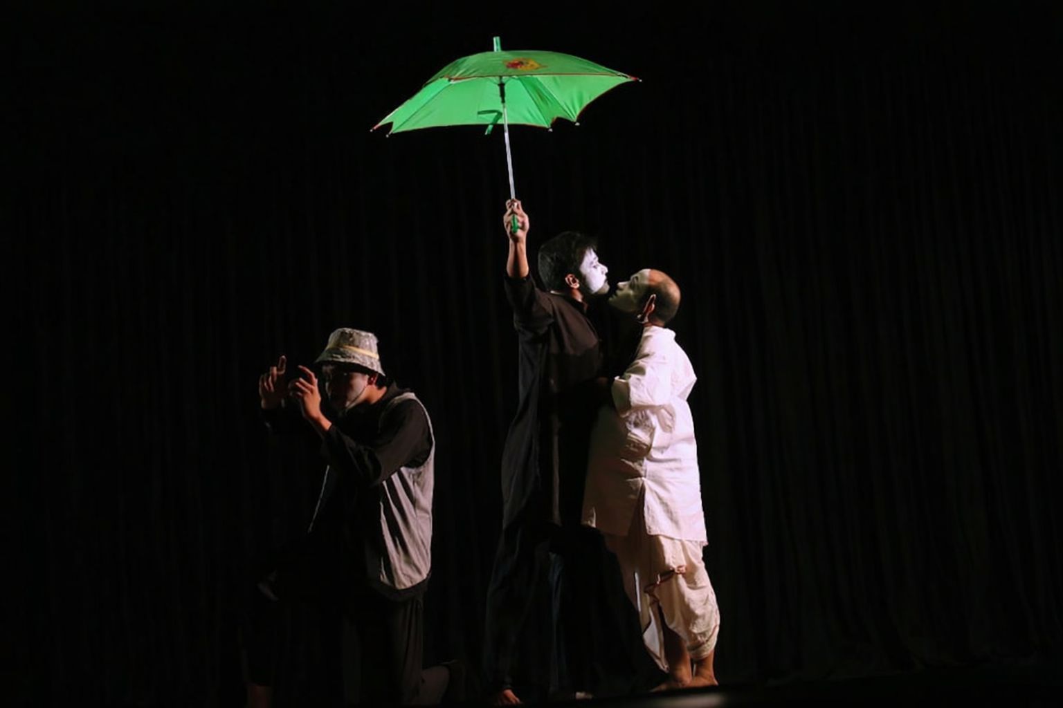 Regn på spelningen? Så gör du paraplyer med tryck till bandets mest älskade merch